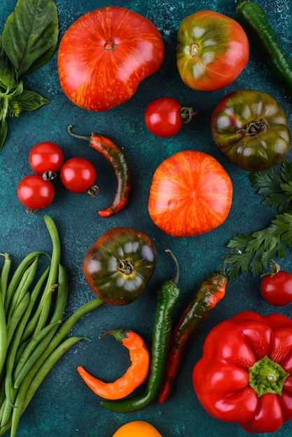 Assortimento di diversi pomodori pepe e basilico