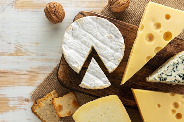 Assortimento di diversi tipi di formaggio bianco sulla tavola di legno.