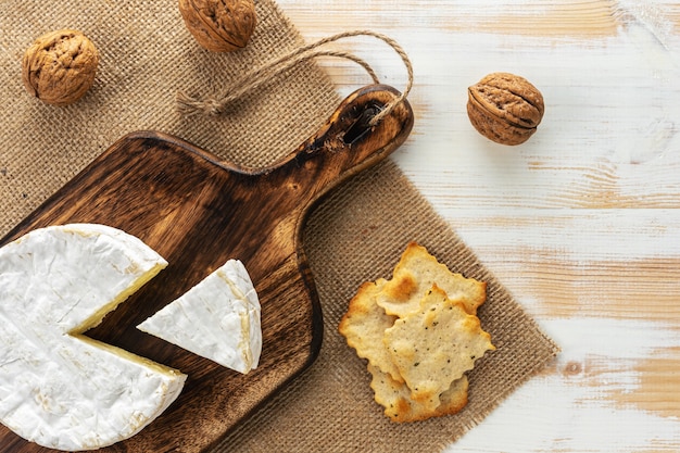 Assortimento di diversi tipi di formaggio bianco sulla tavola di legno.