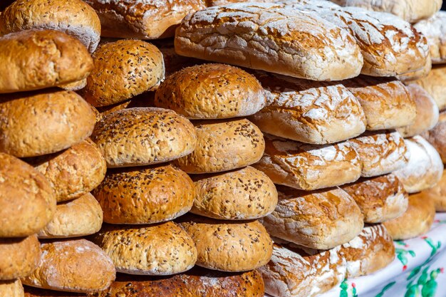 Assortimento di diversi tipi di pane fresco fatto in casa per la vendita sul primo piano del mercato.