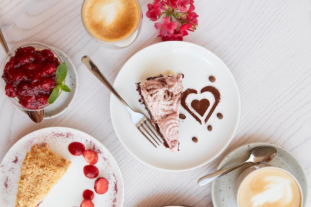 Assortimento di dolci vegani naturali a strati pezzo di torta con frutta fresca e frutti di bosco Assortimento celebrativo di dolci in terrazza