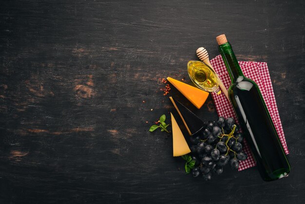 Assortimento di formaggi a pasta dura Vista dall'alto su fondo di legno nero Spazio per la copia gratuito