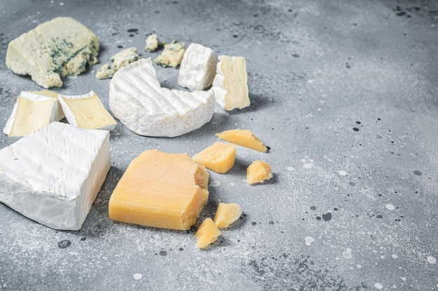 Assortimento di formaggi Camembert brie formaggio blu parmigiano Sfondo grigio Vista dall'alto Spazio di copia