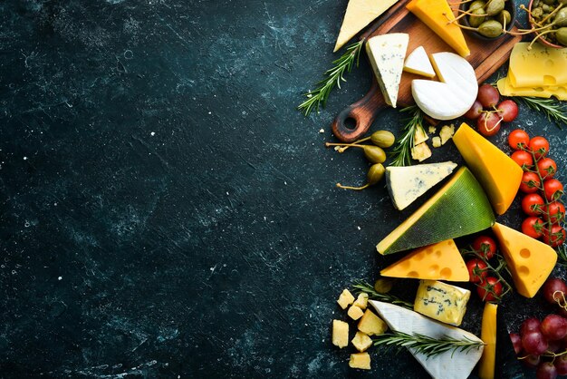 Assortimento di formaggi e snack su sfondo di pietra nera Vista dall'alto Spazio libero per il testo