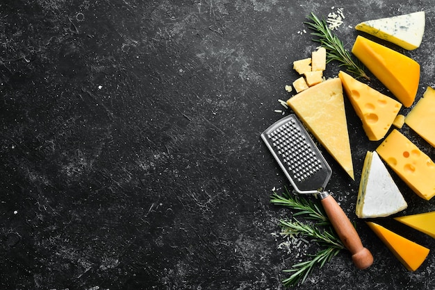 Assortimento di formaggi e snack su sfondo di pietra nera Vista dall'alto Spazio libero per il testo