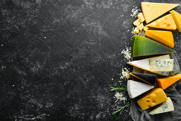 Assortimento di formaggi e snack su sfondo di pietra nera Vista dall'alto Spazio libero per il testo