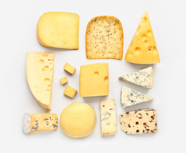 Assortimento di formaggi freschi su superficie bianca