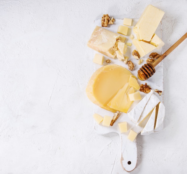 Assortimento di formaggio su tavola di legno