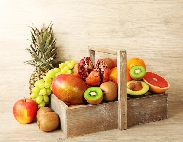 Assortimento di frutta esotica nella casella su fondo di legno