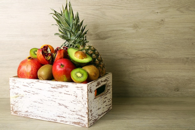 Assortimento di frutta esotica nella casella su fondo di legno