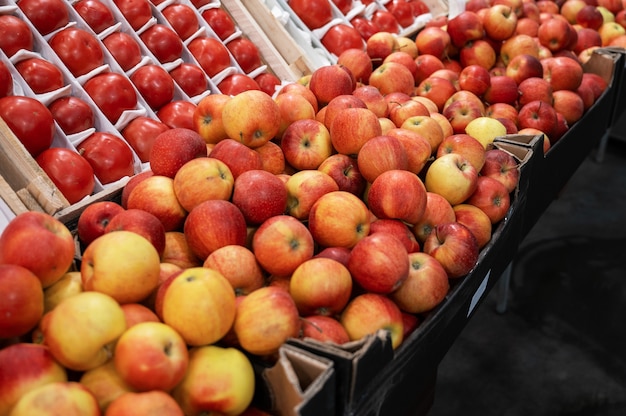 Assortimento di frutta fresca al mercato