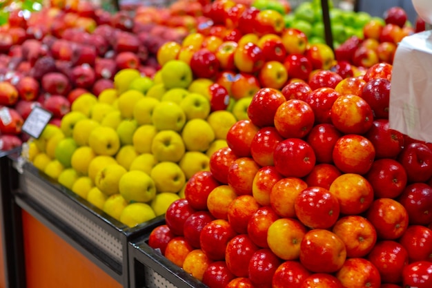 Assortimento di frutta fresca sul bancone del supermercato