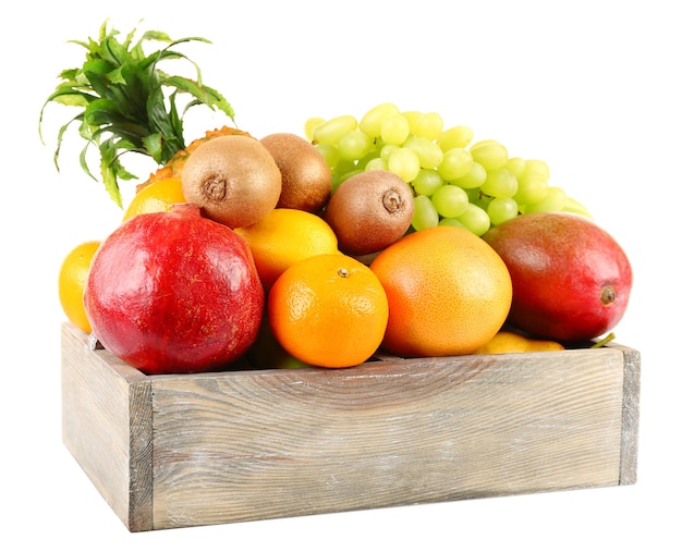 Assortimento di frutta in scatola isolata su bianco