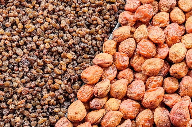 Assortimento di frutta secca su un bancone del mercato