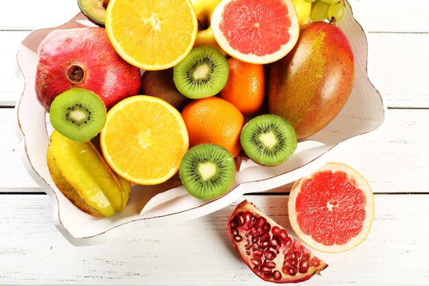 Assortimento di frutta sulla tavola di legno