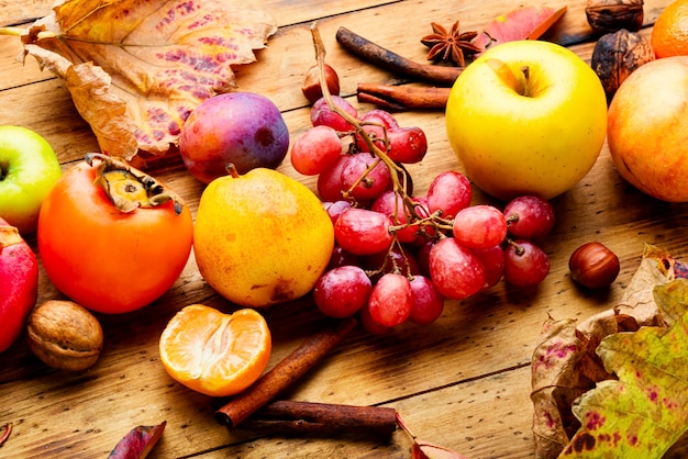 Assortimento di frutta, uva e noci. Frutti autunnali. Raccolta stagionale autunnale