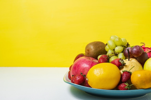 Assortimento di frutti esotici isolati su sfondo bianco giallo Cibo sano e concetto di dieta