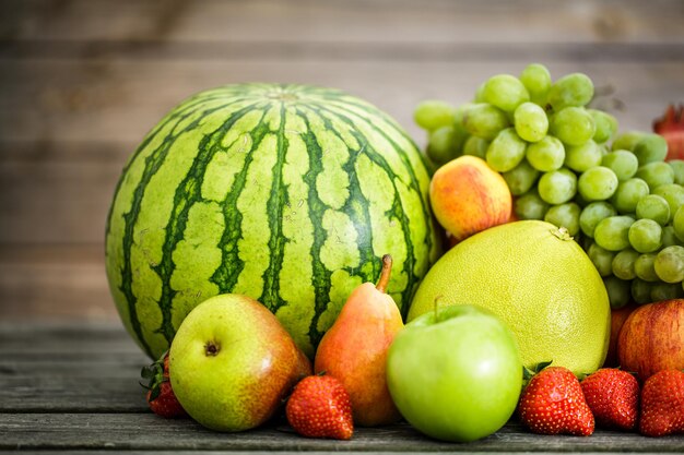 Assortimento di frutti esotici su fondo di legno