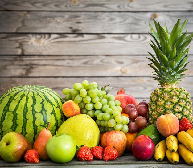 Assortimento di frutti esotici su fondo di legno