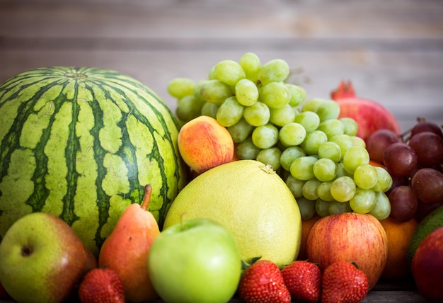 Assortimento di frutti esotici su fondo in legno