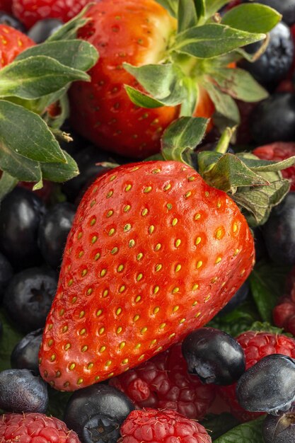 Assortimento di frutti rossi fragole mirtilli e lamponi primo piano Concetto di cibo sano