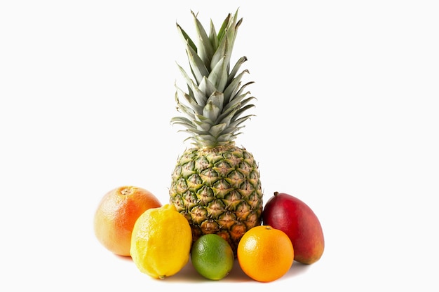 Assortimento di frutti tropicali isolato su sfondo bianco. Ananas, mango, arancia, lime, limone, pompelmo.