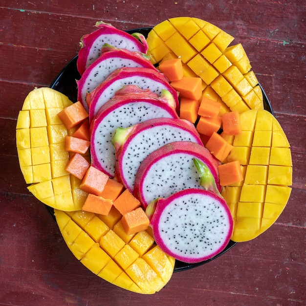 Assortimento di frutti tropicali su un piatto da vicino