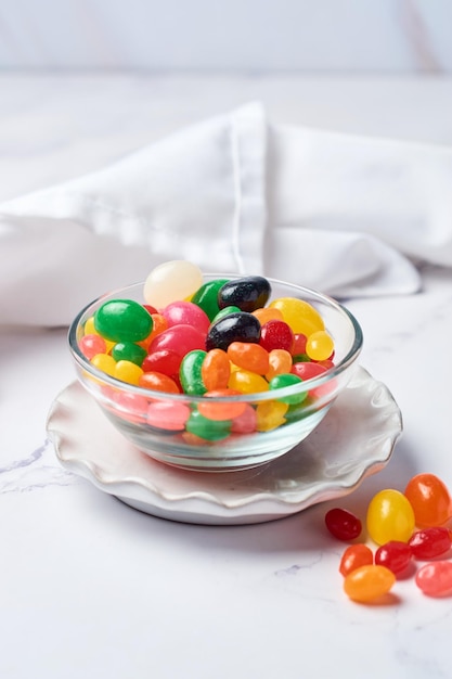 Assortimento di gelatine multicolori in una ciotola