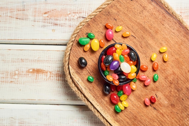 Assortimento di gelatine multicolori in una ciotola