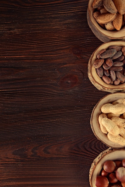 Assortimento di gustose noci su fondo di legno