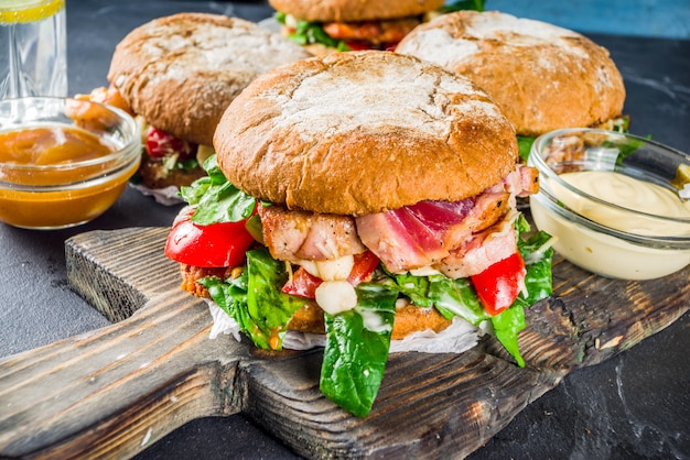 Assortimento di hamburger di pesce e pesce