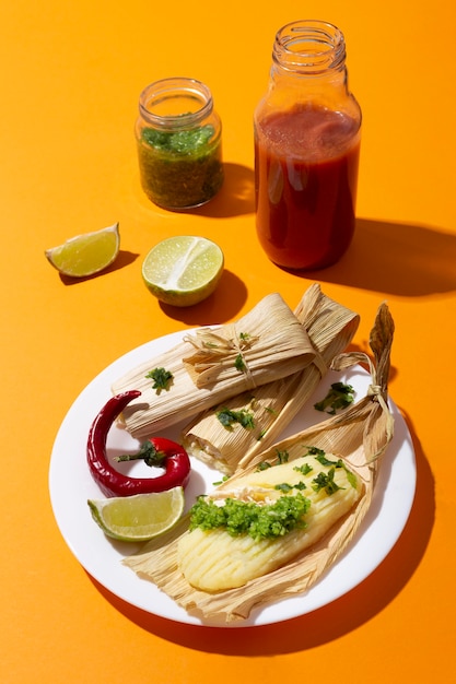 Assortimento di ingredienti tamales su un tavolo arancione