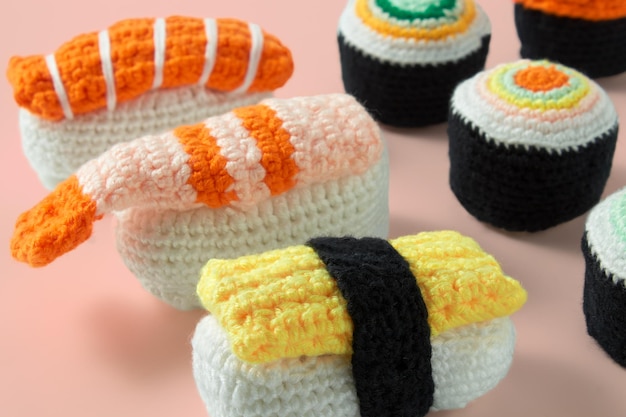 Assortimento di maki sushi roll e nigiri Fatto a mano in crochet e lana colorata Sushi set amigurumi