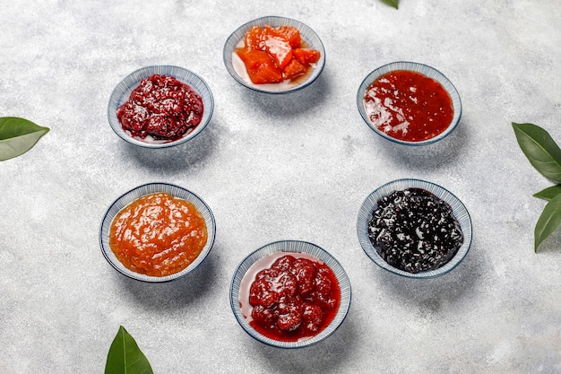 Assortimento di marmellate dolci e frutta e bacche stagionali, vista dall'alto