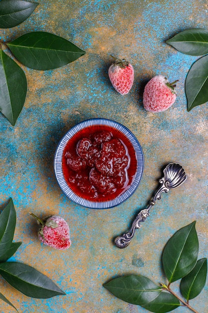 Assortimento di marmellate dolci e frutta e bacche stagionali, vista dall'alto