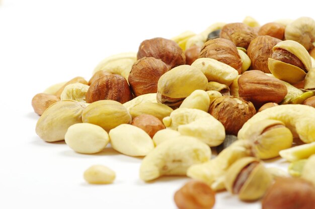 Assortimento di noci miste su sfondo bianco