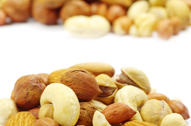 Assortimento di noci miste su sfondo bianco