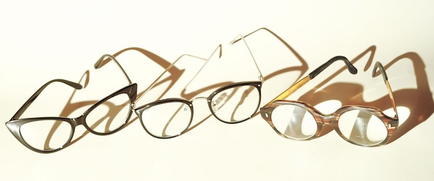 Assortimento di occhiali Occhiali per sdraiarsi su sfondo beige Occhiali da donna per studenti occhiali per pensionato