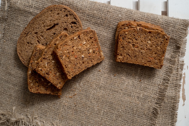 Assortimento di pane al forno sul fondo della tavola in legno