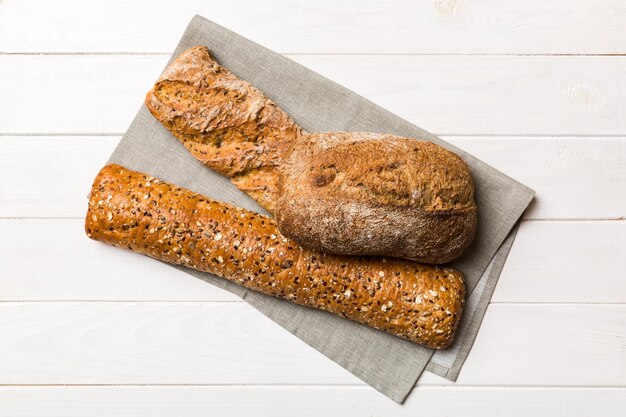 Assortimento di pane appena sfornato con tovagliolo su tavolo rustico vista dall'alto Pane azzimo sano Pane francese