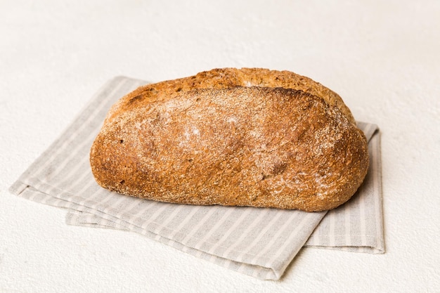 Assortimento di pane appena sfornato con tovagliolo su tavolo rustico vista dall'alto Pane azzimo sano Pane francese