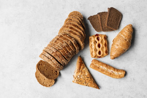 Assortimento di pane appena sfornato su sfondo scuro Panini di pane bianco e di segale con copia posto