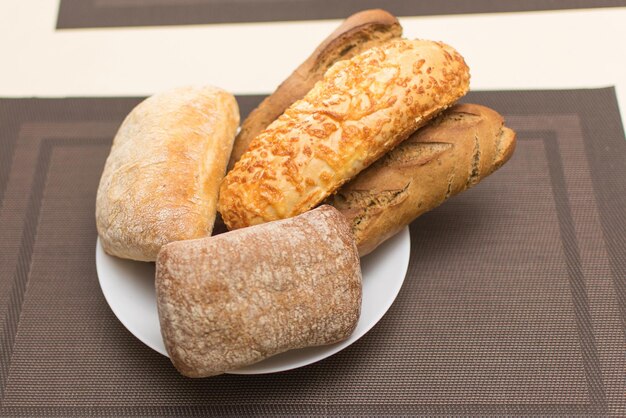 Assortimento di pane cotto su un piatto
