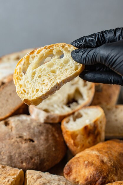 assortimento di pane di pasticcini molti diversi tipi di farina di segale ciabata e altro ancora