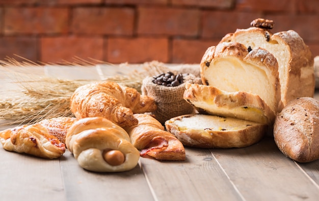 Assortimento di pane e grano al forno sul tavolo di legno