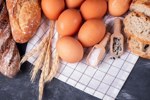 Assortimento di pane fresco e ingredienti da forno