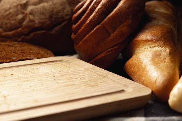 Assortimento di pane tagliato per uno sfondo da vicino