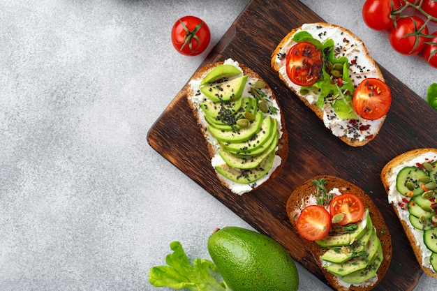 Assortimento di panini vegani con avocado e pomodori