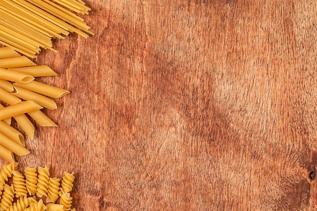 Assortimento di pasta a forma diversa su legno