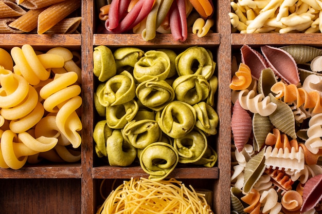 Assortimento di pasta italiana colorata in scatola di legno